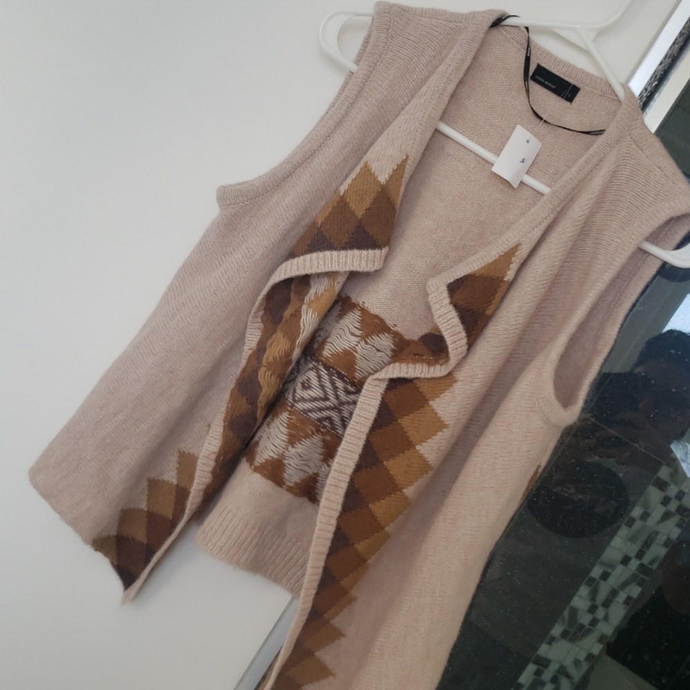 Sleevless drape sweater